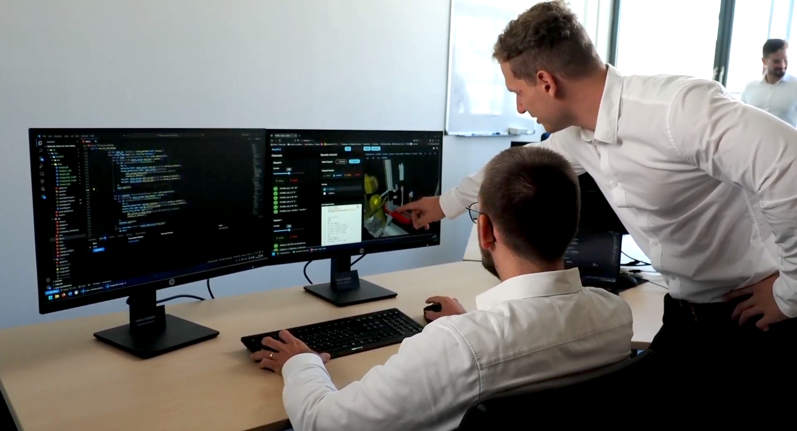 Marc und Moritz gemeinsam an der Entwicklung einer Robotersteuerung