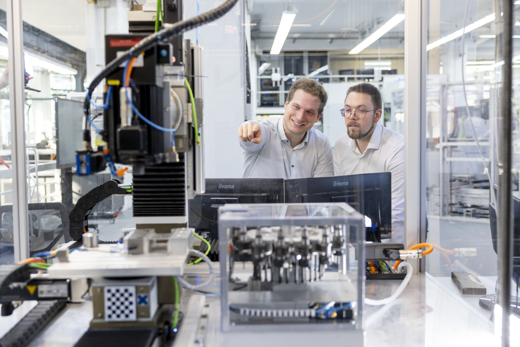 Marc und Moritz gemeinsam an der Entwicklung einer Robotersteuerung